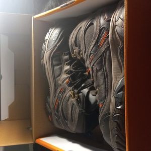 Brand new steel toe boots payed 100 ask 55 hi tec waterproof